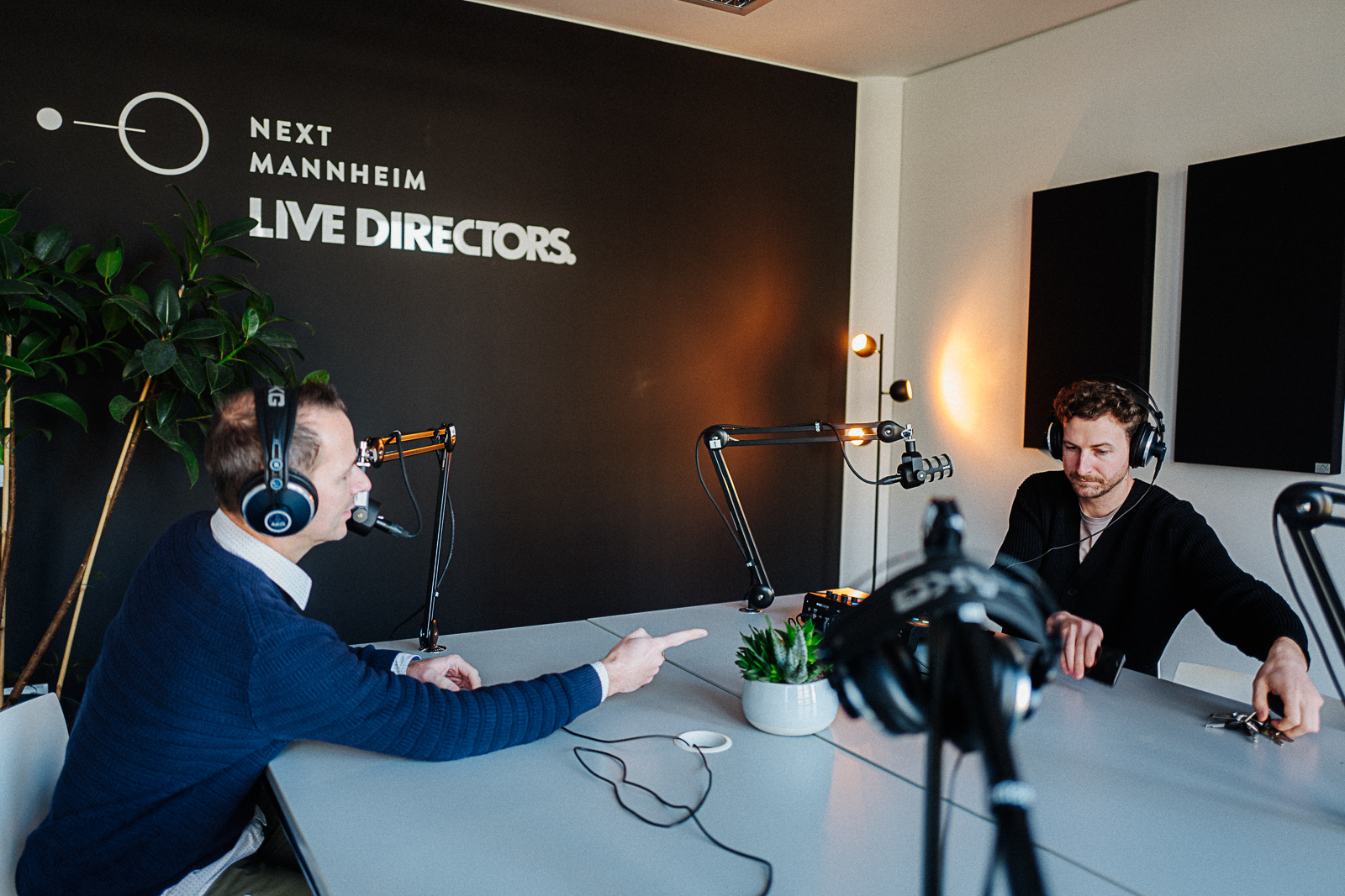 Sven und MAFINEX-Leiter Marc Zimmer im neuen Podcast-Studio im Lindenhof. LIVE DIRECTORS und  NEXT MANNHEIM bieten ansässigen Startups und externen Interessent*innen hier die Chance, ihre Ideen, ihre Marke, ihre Botschaft in die digitale Welt zu tragen. 